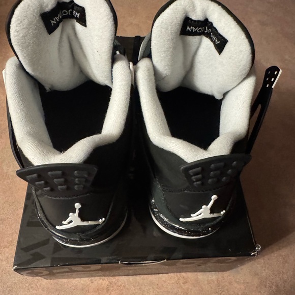 Jordan 4 Retro (GS) Fear - Picture 4 of 7